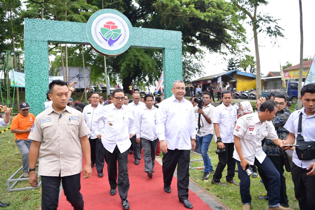 #JokowiMembangunDesa
Besarnya Indonesia bisa dirasakan dari suksesnya pembangunan di semua pelosok.
Welcome di Bengkulu
#MendesDiBengkulu
#JokowiMembangunDesa
#TPPIJawaTimur
<a href="/Jokowi/">Joko Widodo</a>
<a href="/EkoSandjojo/">Eko P. Sandjojo</a>
<a href="/anwsanusi/">Anwar Sanusi</a>
<a href="/taufikmadjid71/">IG : taufik.madjid</a>
@fachrilabalado
<a href="/AndryDewantoAh2/">Andry Dewanto Ahmad</a>