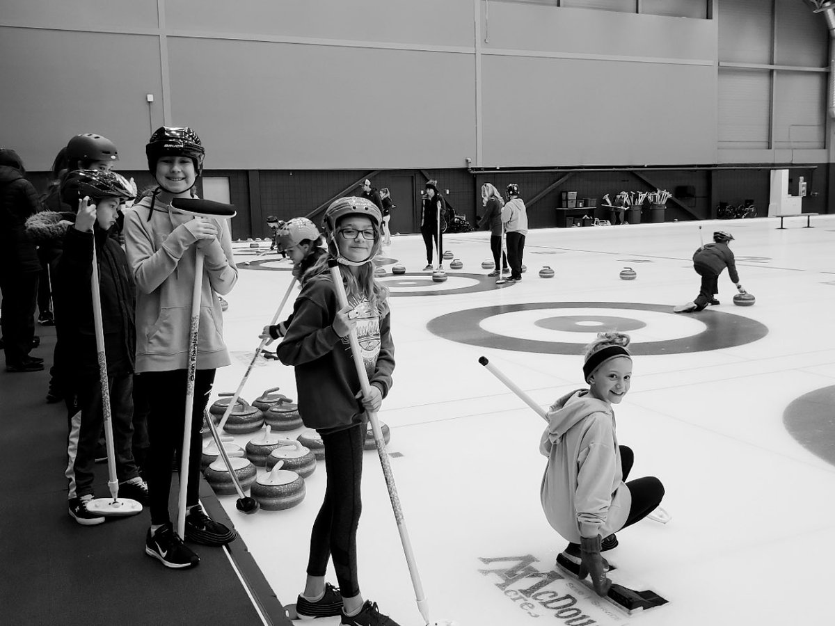 StMichaelMJ's tweet photo. In-turn draw weight ✅, out-turn take outs ✅, yelling “hurry hard” excessively loud ✅. #grade5curling @HolyTrinitySD https://t.co/A2HQLFAG5U
