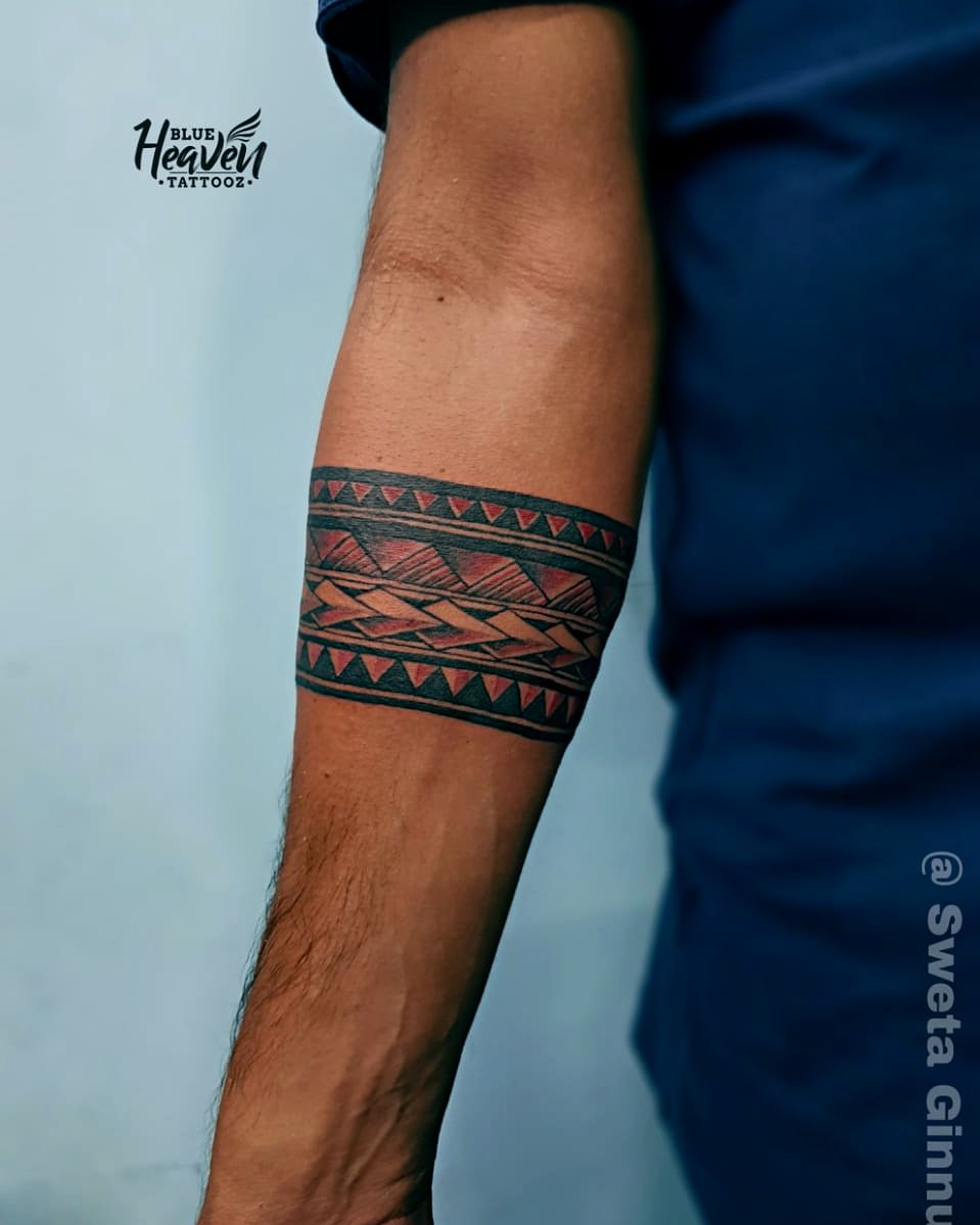 Armband Tattoo #blueheaventattooz #tattoostudio #tattoostudiosurat #vesu #tattoodesign #armbandtattoo #armband #tribal #band #tribaldesign #customize #banddesign #colourtattoo #shading 

Artist @beingsweta_ginnu 

UG-23, Safal Square, U.M Road, Vesu, Surat.