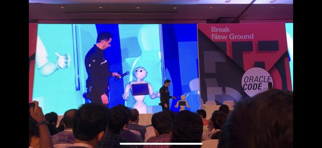 _karthikp_'s tweet image. #coolestcoder we have a dancing bot #OracleCode
