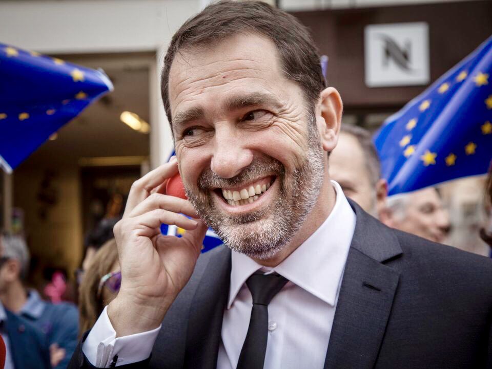 EnModeMacaron's tweet photo. 🔴CET HOMME EST FOU

Christophe Castaner a été filmé en train d'enchaîner les shots de vodka et les bisous avec une inconnue samedi dernier❗️

Le tout sans sécurité selon Closer❗️

« Difficile d’être crédible et audible après » estime un syndicaliste policier au Parisien❗️ https://t.co/tx4XIc1YSn
