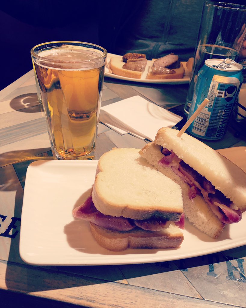 Freddie_Farrell's tweet image. Obligatory 6am beer photo at the airport. #WorkingClassScum #BarcelonaBound 🇪🇸