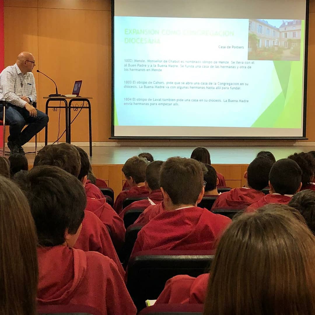 PadreDamianSSCC's tweet photo. El Padre Raúl dona el tret de sortida al projecte sobre la congregació explicant quins són els seus orígens, història i fonaments 💬! #1resopd ja domina la nostra missió, visió i valors 👣👀👐! @pjvsscc #projectespd https://t.co/DAv0gdIh2Q
