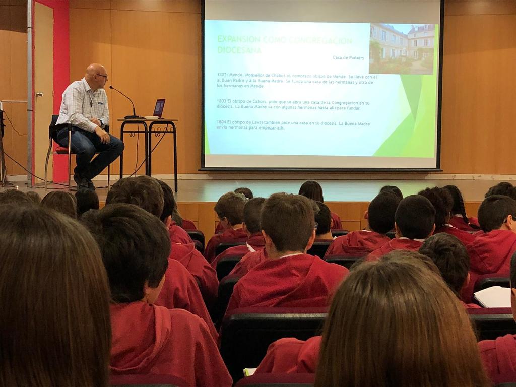 PadreDamianSSCC's tweet photo. El Padre Raúl dona el tret de sortida al projecte sobre la congregació explicant quins són els seus orígens, història i fonaments 💬! #1resopd ja domina la nostra missió, visió i valors 👣👀👐! @pjvsscc #projectespd https://t.co/DAv0gdIh2Q