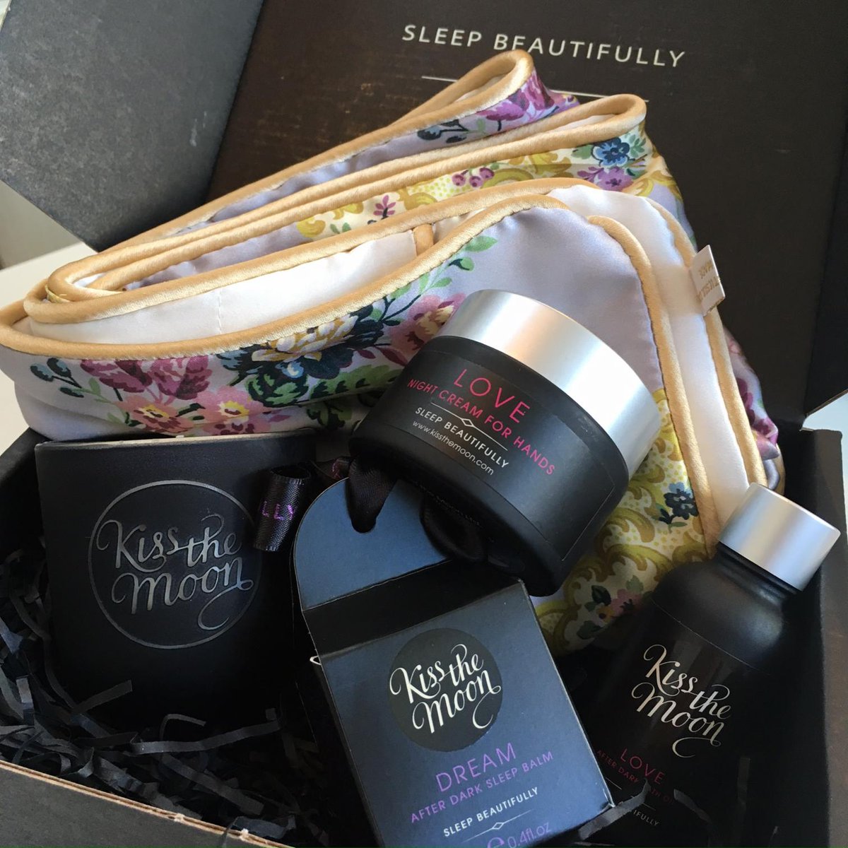 holisticsilk's tweet photo. Celebrate #Worldsleepday with us and enter to #WIN a FLORUS LIBERTY PRINT MULBERRY SILK PILLOWCASE from @holisticsilk and from @kissthemoonxx a PEACE candle, a DREAM sleepbalm, a LOVE hand cream and bath oil.  #Like #Follow #Tag #RT both. #WorldSleep2019 #giveaway Ends 24/03/19 https://t.co/Hz8TwlM9aZ