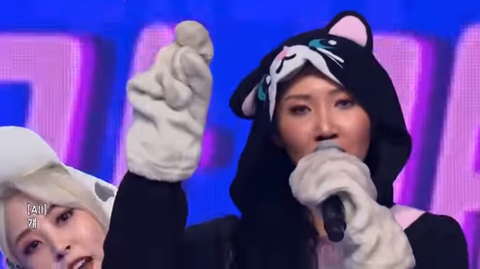 mamamootxts's tweet photo. tag yourself im the massive $$$ they mustve paid hwasa to get in the fursuit https://t.co/uEsBkKYtHz