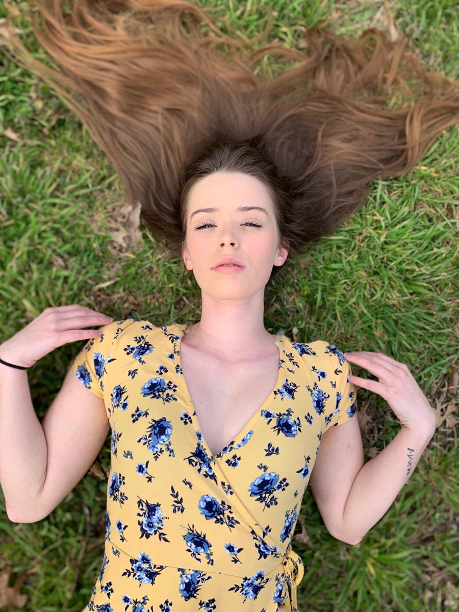 FinDomQueen23's tweet photo. 🌻🌞 I’m a fucking queen. Show me some love❤️ #findomme #findomqueen #FinDom https://t.co/rNUQm3j9S8