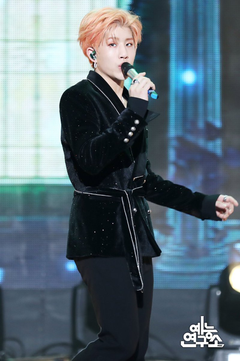 MBC_entertain's tweet photo. 별둥이들의 든든한 리더 찌누 생일이라 별게 다 행복하다♡
자몽진진 선물 보며 오늘도 진작 생각 더 많이 해요🍊
#봄에_피어난_나의별_진우야 #HappyJinJinDay 
#아스트로 #ASTRO #진진 @ASTRO_Staff https://t.co/vCCALu4VvP