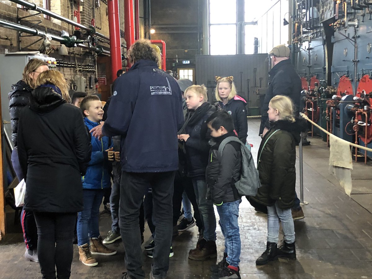 Jonge bezoekers van UNESCO Werelderfgoed Woudagemaal onder stoom luisteren geïnteresseerd naar rondleider Oane Buwalda . Ook vandaag en morgen is het gemaal in werking. Jong en oud van harte welkom ! (10.00 - 17.00 uur) <a href="/woudagemaal/">Ir.D.F. Woudagemaal</a> <a href="/dagjeweg/">DagjeWeg.NL</a> @ErfgoedPodium
