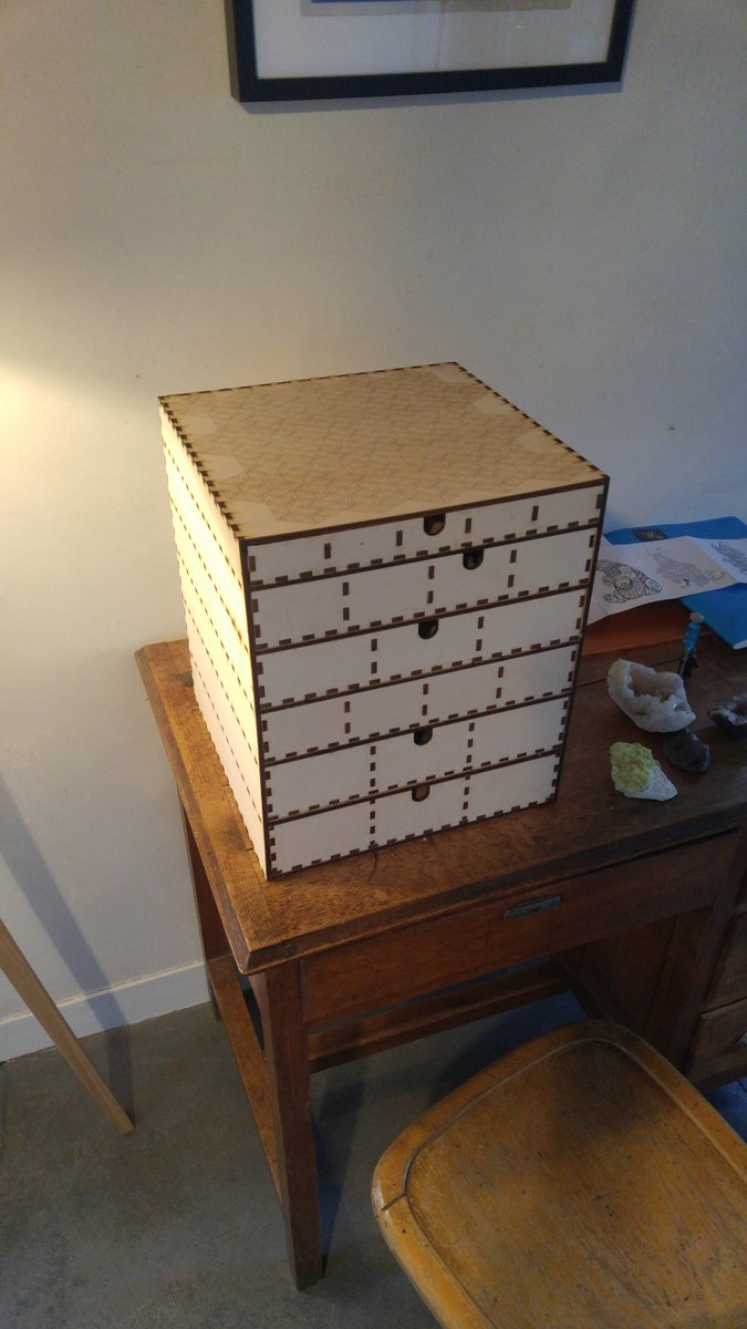 Une boite de rangement pour les pierres de mes enfants #lasercutter dessinée et décorée avec  <a href="/inkscape/">Inkscape</a> <a href="/lasersaur/">lasersaur</a> <a href="/chantier_libre/">FabLab ChantierLibre</a> #fablab