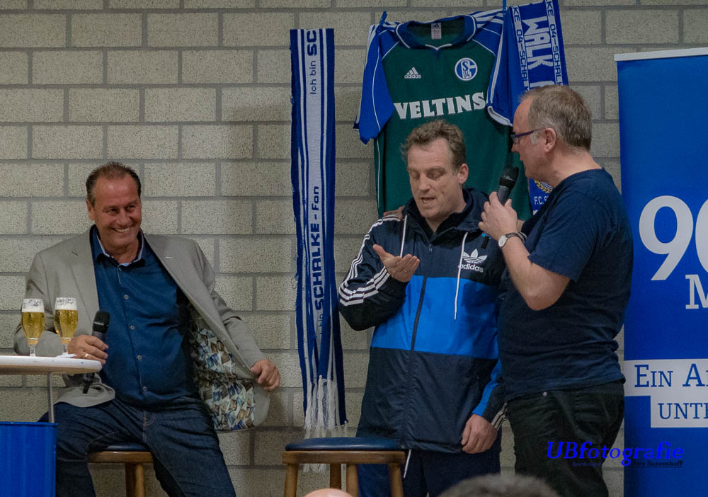 UweBassenhoff's tweet photo. Unser Jahrhundert Trainer Huub Stevens, wird zusammen mit Mike Büskens, in der nächsten Zeit auf der Trainerbank Platz nehmen ⚽ Willkommen zurück auf #Schalke und Glückauf ⚒️💙🍀 #S04 https://t.co/H7PgTfGBSk