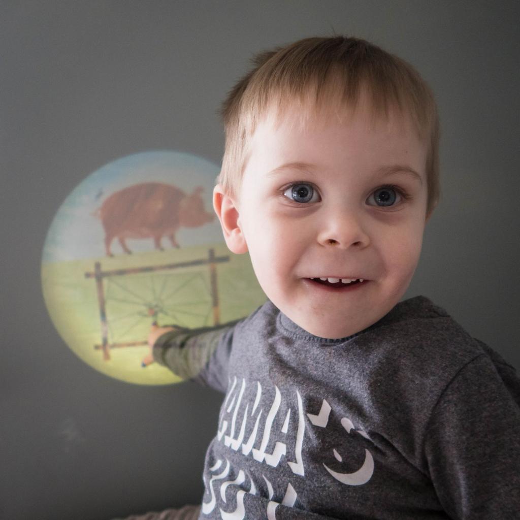 tippytupps's tweet photo. A new kind of storytime with Moonlite https://t.co/80yL5ydOYc @spinmasteruk @gooseandfriends @laurawallart #mymoonlite #WorldBookDay #ShareAStory https://t.co/8LZSh4SDH9