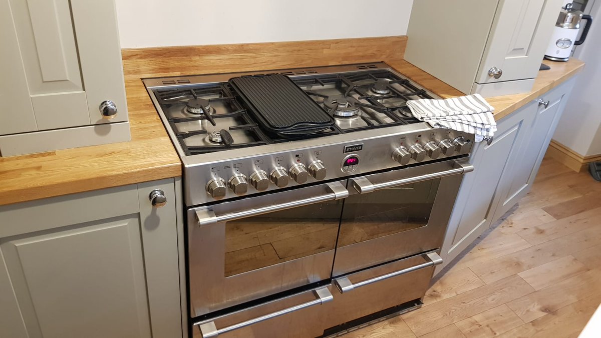 Bespoke made to measure kitchens, making use of whatever space you have with no more pesky compromises. @Kitchen_Stori painted stone kitchen. @StovesUK range cooker & @SiemensHomeUK intergrated appliances! #kitchens #paintedkitchen #bespokekitchens