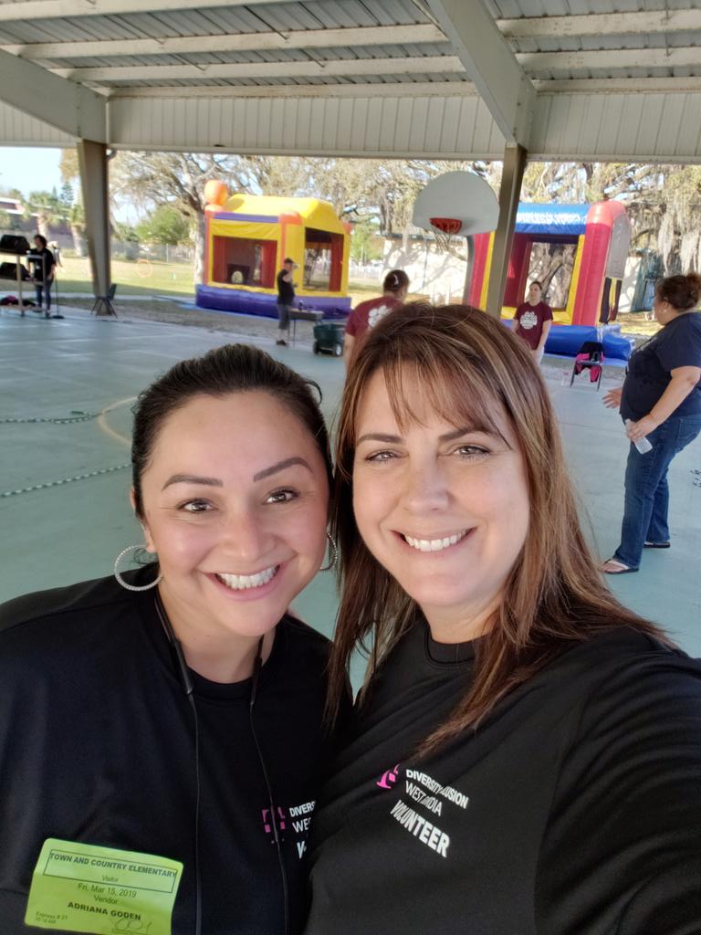 #1HR #TMobile spending the day with <a href="/Adriana_Goden/">Adriana Goden</a> at community field day event at local elementary school!