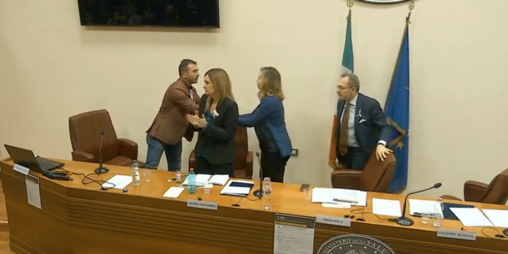 MinisteroSalute's tweet photo. #FiocchettoLilla, al workshop le testimonianze di genitori e associazioni. Se hai bisogno di aiuto: leggi le raccomandazioni per le famiglie, cerca i servizi sulla mappa, chiama il numero verde 800 180969. #SAA2019 #Opensalute
Scopri di più
➡ https://t.co/SINItXw4II https://t.co/jiU1Un1RoH