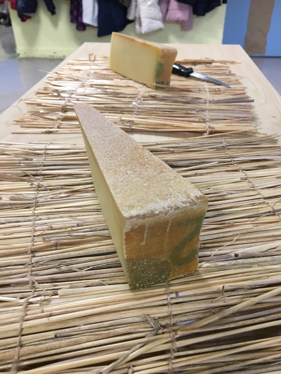 ychoulet's tweet image. Plaisirs de la classe du goût avec ces beauforts d’été et d’hiver ramenés par une élève. #classedugout