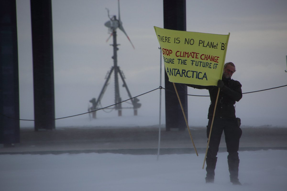 #FridaysForFuture Overwinterer at the Neumayer Station III in the #Antarctic support the #SchoolStrike4Climate #ScientistsForFuture Photos: Alfred-Wegener-Institut