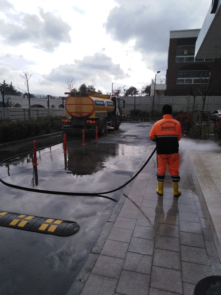 Aranzörü ile site içi yollarımızı yıkayan Başakşehir belediyemize teşekkür ederiz. @Emlakisletmeler <a href="/irfankopurur/">İrfan KÖPÜRÜR</a>