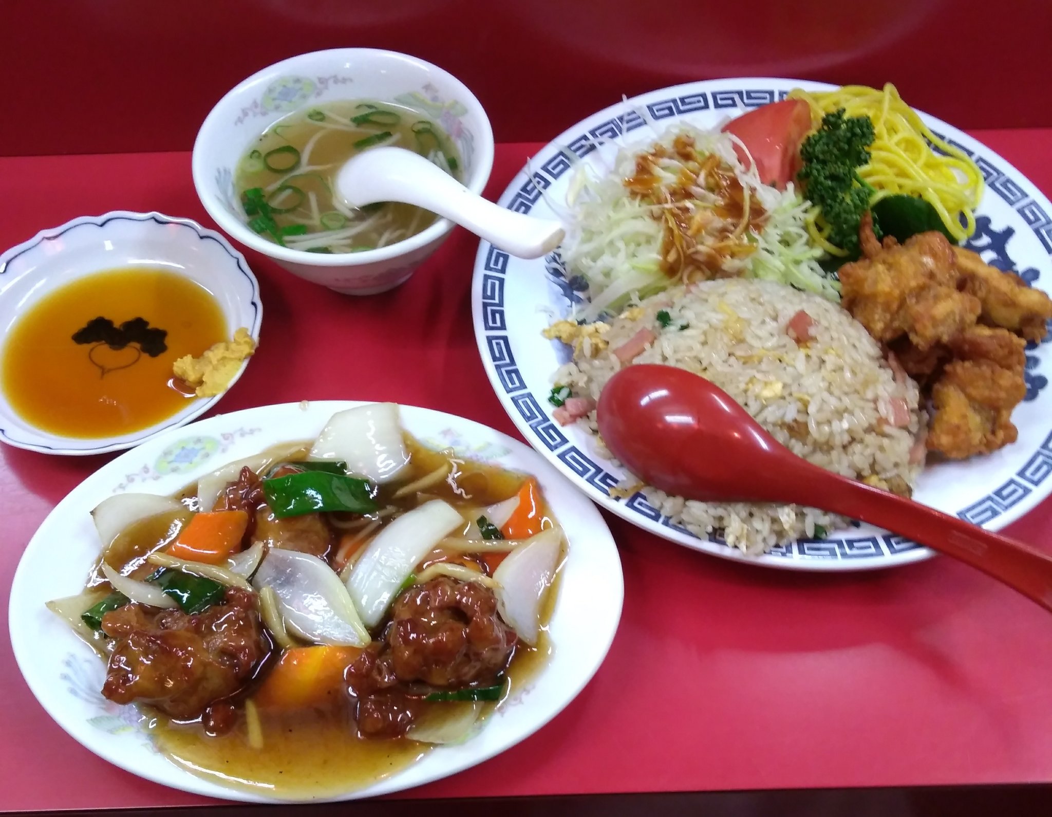 いかなごくん 今日の晩ご飯 今日は中華料理店で とんとん とんとん定食 いろいろ食べたかったので ボリュームのある一番高い定食にしました 焼飯にから揚げに酢豚 下町のほっとする味の料理でした 神戸市垂水区 星陵台 T Co