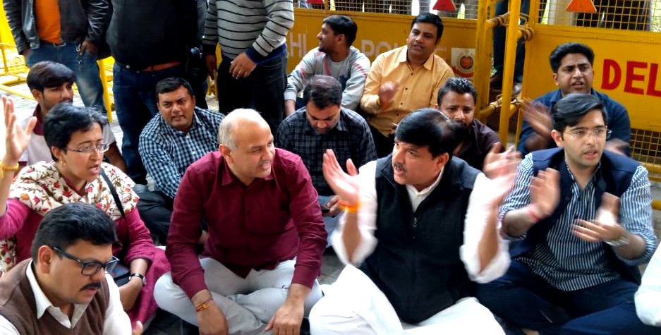 cbnews_'s tweet image. कॉल सेंटर पर छापेमारी के विरोध में आम आदमी पार्टी चुनाव आयोग के बाहर धरने पर #CallCenterraid #अरविंदकेजरीवाल #आमआदमीपार्टी #कॉलसेंटरपरछापेमारीकाविरोध #मनीषसिसोदिया bit.ly/2CnxlyX