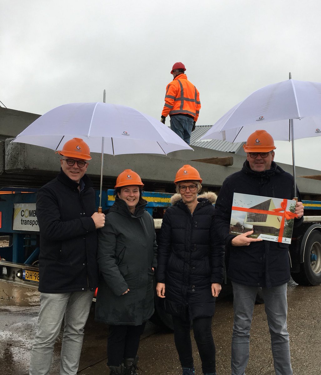 START BOUW ALLUANCE GROUP De start van de bouw is, ondanks de regen, een feestelijk moment geweest! In de tweede helft van dit jaar zal het nieuwe onderkomen van <a href="/Alluance/">Alluance Group</a> langs het Zwartewater prijken. Gefeliciteerd @KeesLindeboom en <a href="/MartijnSchuurmn/">Martijn Schuurman</a>!