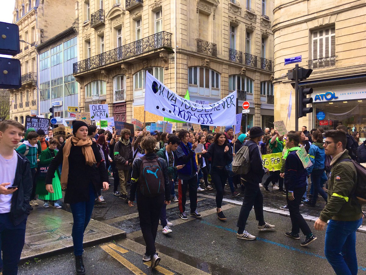 JEBA_JE's tweet photo. Les jeunes de #Bordeaux sont en masse dans les rues pour faire la grève pour le climat et défendre la justice sociale et climatique et leur avenir ! Les générations futures c’est nous ! #YouthForClimate #JEBA https://t.co/VX286ltjyc