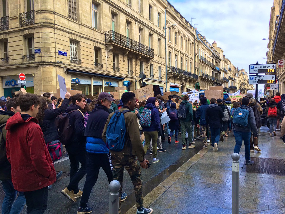 JEBA_JE's tweet photo. Les jeunes de #Bordeaux sont en masse dans les rues pour faire la grève pour le climat et défendre la justice sociale et climatique et leur avenir ! Les générations futures c’est nous ! #YouthForClimate #JEBA https://t.co/VX286ltjyc