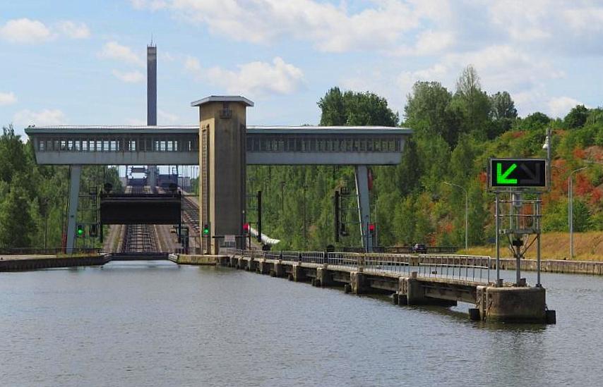 dichtbijverweg's tweet photo. Een leuke uitstap in eigen land?  Het oude #Steenkoolkanaal afvaren langs het Hellend Vlak van Ronqiuères en als summum de afdaling met de boot in de moderne #scheepslift van Strépy-Thieu: https://t.co/YPOyEIOq8c https://t.co/EcvWdL35EJ
