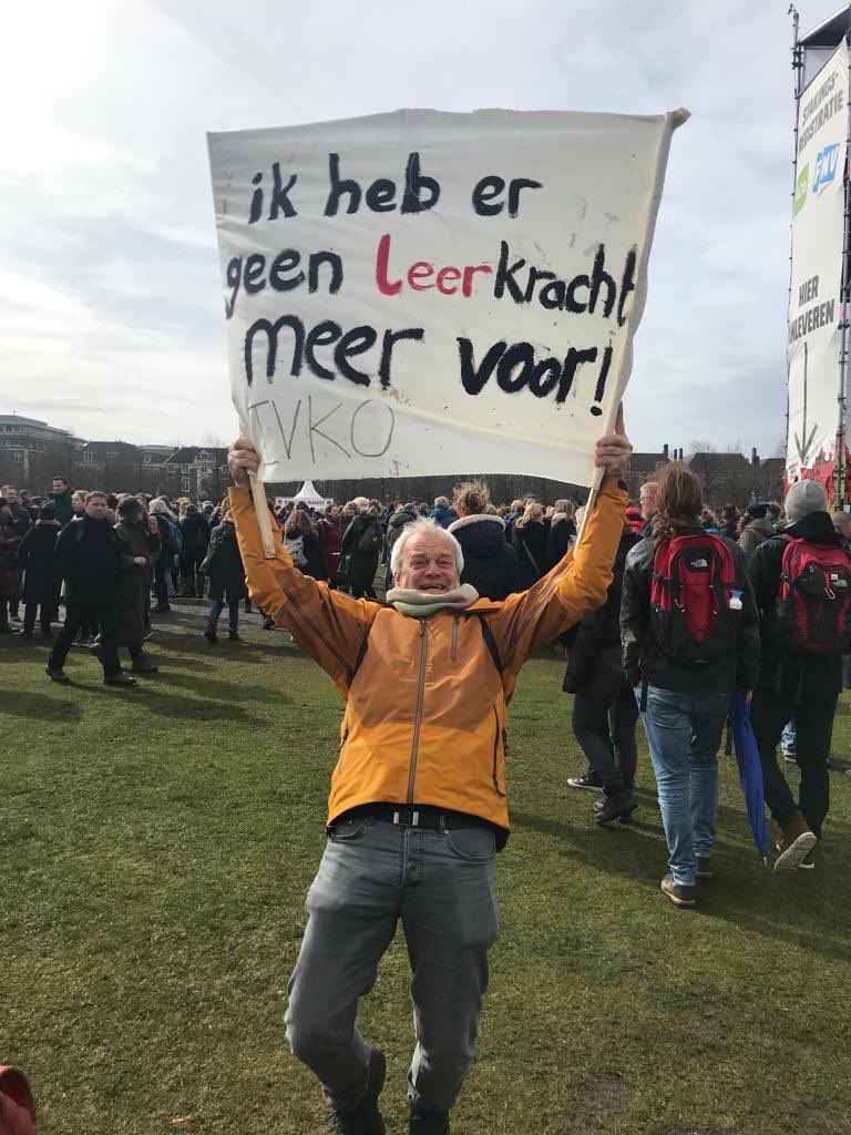 Martin_deHaan's tweet photo. Staken vandaag voor betere waardering van #onderwijs met collega’s van #ivko #onderwijsstaking https://t.co/2B6Hz6hIn6