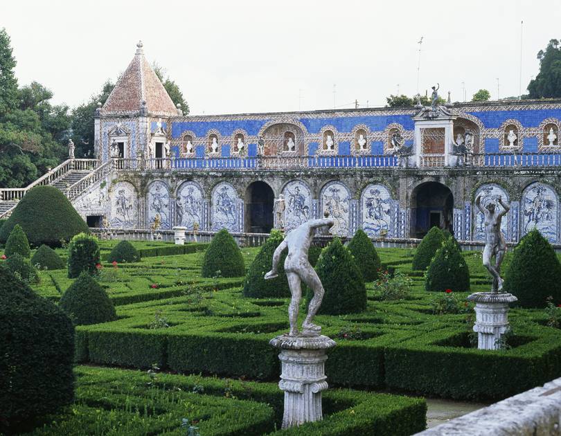 JorgeCarmo9's tweet photo. #garden #countrygarden #heritage #Portugal 🇵🇹🌿🌴 From the archive (2000): a seventeenth-century garden in Portugal. Seldom has grandeur been so delightfully faded as at Lisbon's Palácio Fronteira... https://t.co/fG2GnIieqt https://t.co/JNR1Y3GJXc