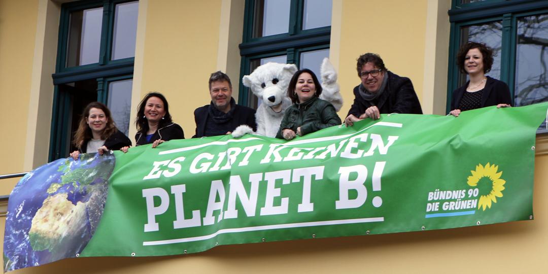 Liebe <a href="/FridayForFuture/">Fridays for Future Germany</a>, wir stehen voll hinter euch! Denn es gibt keinen Planet B! #FridaysForFuture