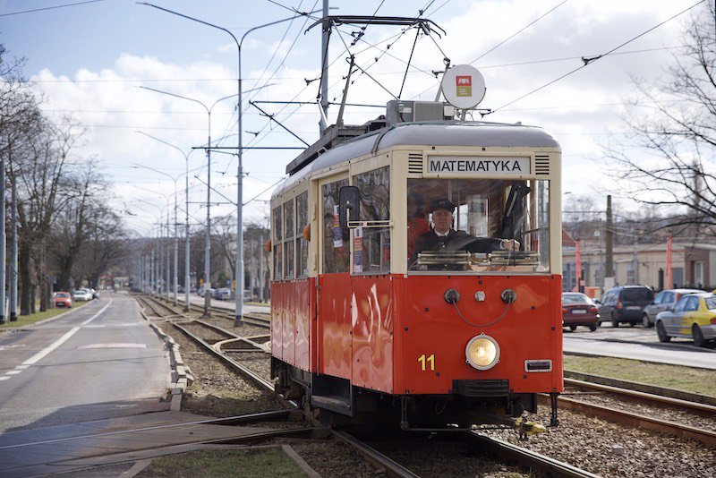 gdansk's tweet photo. Z okazji Międzynarodowego Dnia Liczby Pi 14.03 po mieście kursował matematyczny tramwaj 🚋📊📝 https://t.co/Q4eRXQ7lFO 👈 #gdansk #ilovegdn #liczbaPi #matematyka #kampania 📷 D. Paszliński https://t.co/S3Pg7vKOEY