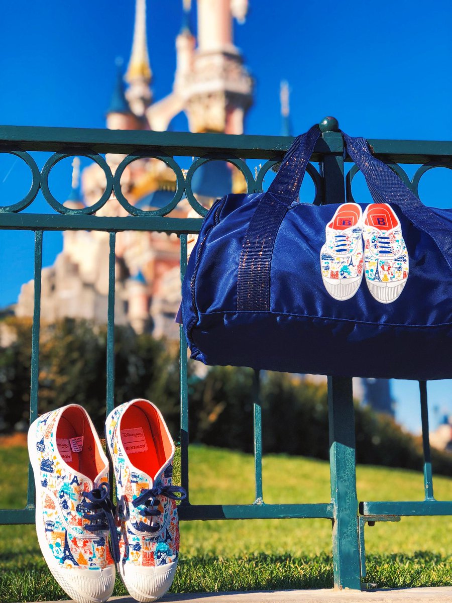 Rajoutez une touche de chic parisien à votre tenue avec la collection Disneyland Paris X <a href="/bensimonbrand/">Bensimon Collection</a> ! 👜👟 À découvrir dans les boutiques Disney Fashion (Disney Village) et Flora’s (Parc Disneyland).