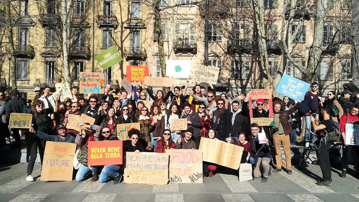 UNISG's tweet photo. #climatechange, è nato #FridaysForFuture, un movimento internazionale che tutte le settimane scende in piazza per chiedere a governi, istituzioni e cittadini un’azione immediata per ridurre le emissioni e mitigare gli effetti del cambiamento climatico ➡️https://t.co/9yUrUWAf6f https://t.co/LiALAmoQxC