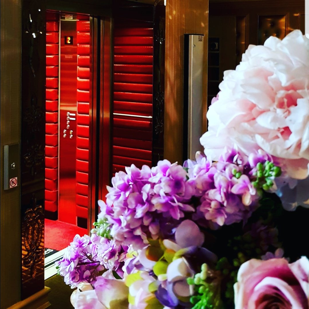Take a sneak peak into our famous lift ❤

A very popular photo opportunity for every guest who stays with us! 

#insta #instafamous #instagram #photo #lift #red #meandmrsjones #boutique #hotel
