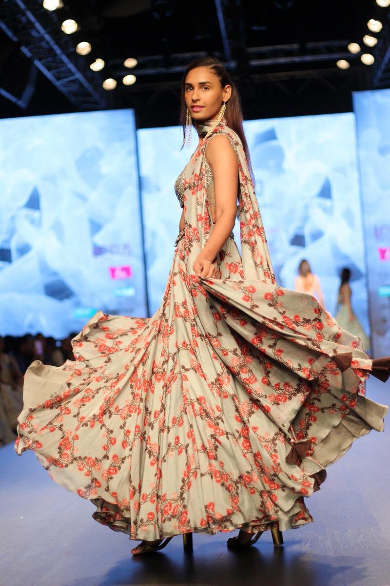 fdciofficial's tweet photo. We started Day 03 of #LMIFW with @ashwinireddy who presented her collection, "Rhea", that represents the elegance of the modern woman. The collection was a mix of Indian silhouettes with embellishments and dominated with florals.
@LotusHerbals @LIVAFashionIn https://t.co/UaBXZFG5nx