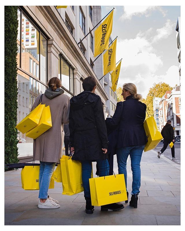 huwjohnpics's tweet photo. A classic colour on a very dull day. Love the tiny yellow bag in the background.... repost...
.
.
.
#selfridges #streets_storytelling #storyofthestreet #fivesixmag #canpubphoto #challengerstreets #streetphotography #life_is_street #ourstreets_ #capturest… https://t.co/CYPxRx8q27 https://t.co/FRAGsF99EY