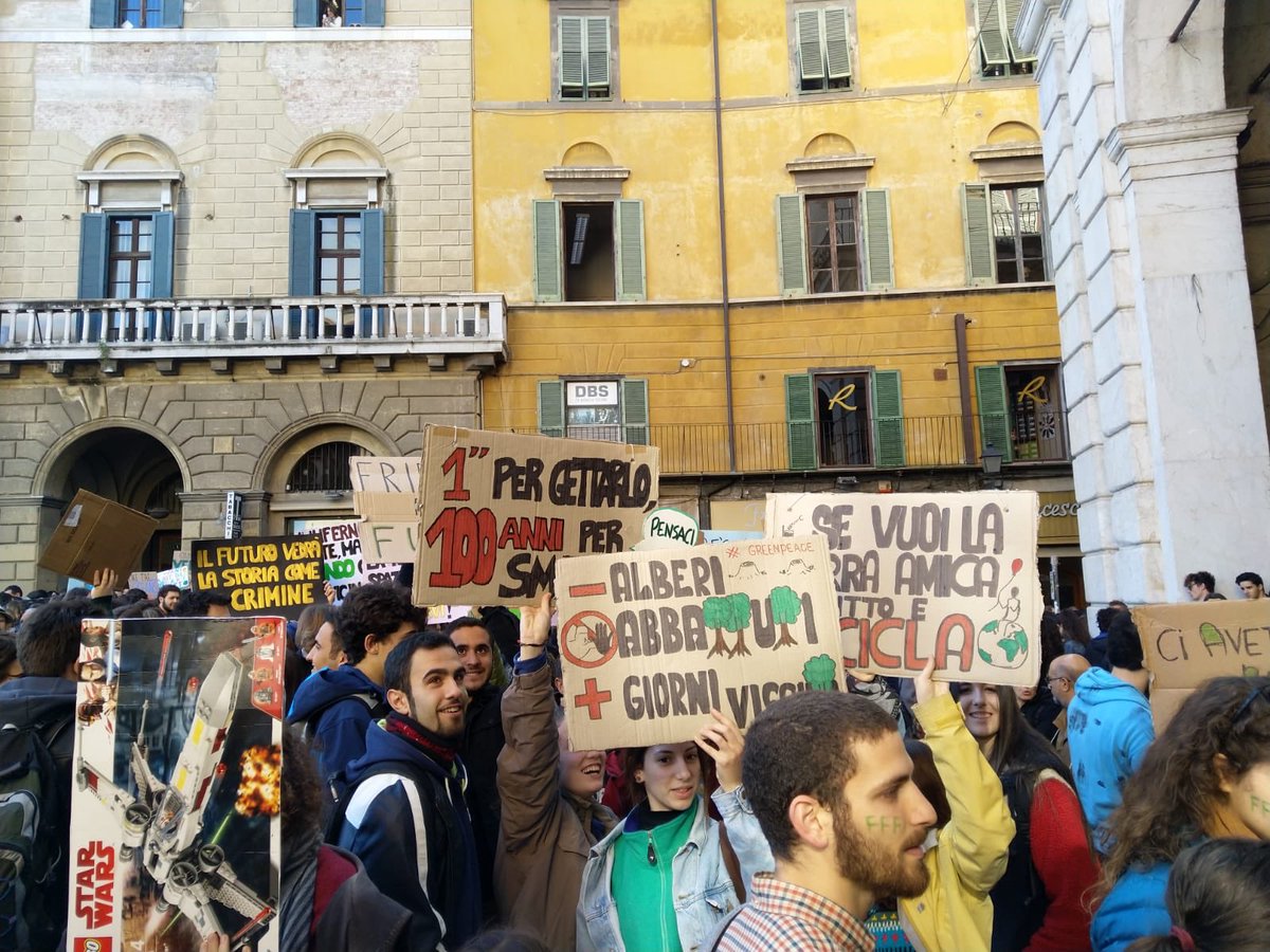 eigenLab_Pisa's tweet image. #FridaysForFuture

Nei dibattiti televisivi si parla spesso dei “giovani” senza mai vederli ne sentirli, facendoli sembrare corpi astratti

Invece i “giovani” sono in tutte le piazze d’Italia a scioperare perchè il loro futuro è a rischio. 

#siamoancoraintempo
