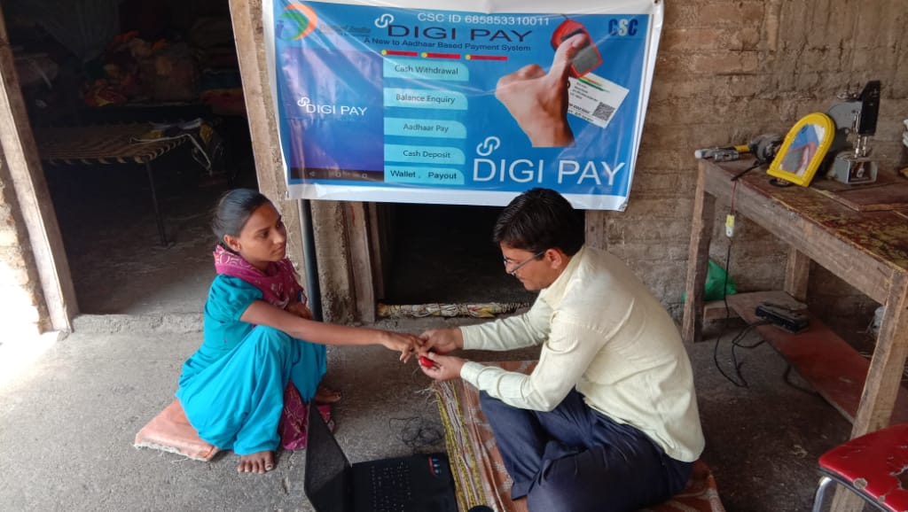 NileshcKumbhare's tweet image. Really No Words... @CSCegov_ @CSCMaharashtra #VLE Mr Rauf Sheikh from #Washim giving #CSCDigipay service to differently abled women..
#DigitalIndia
#onlycsccandothis