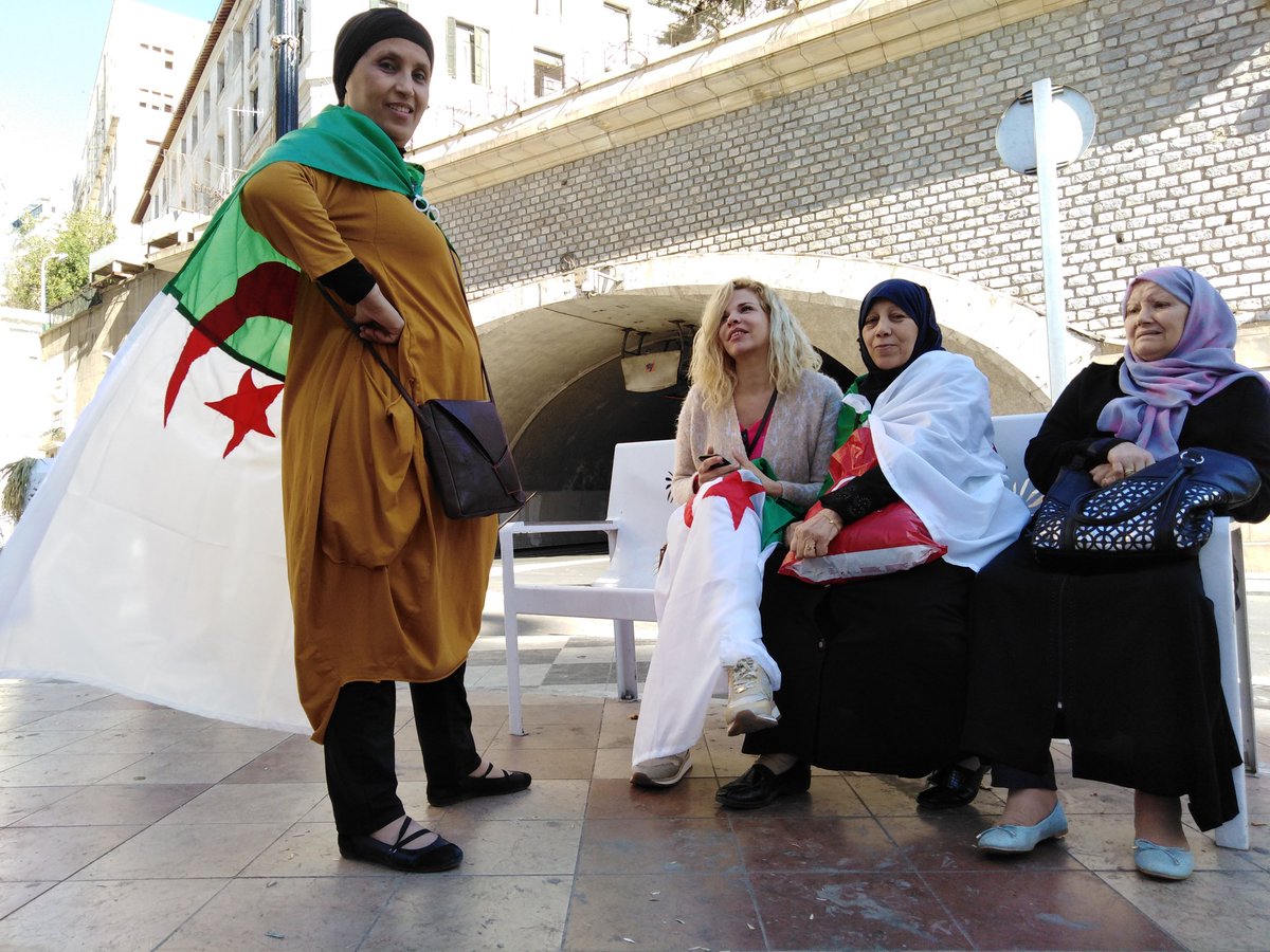 faridalilatfr's tweet photo. Alger, vendredi 15 mars. Elles sont venues hier de Belgique pour manifester. Une me dit qu'elle a des frissons à l'idée de marcher. Une autre : "Ils nous ont fait peur. On n'a plus peur." Une autre : "J'étais jalouse de voir à la télé les Algériens manifester. Je tenais à être là https://t.co/1TMdLYzSiE