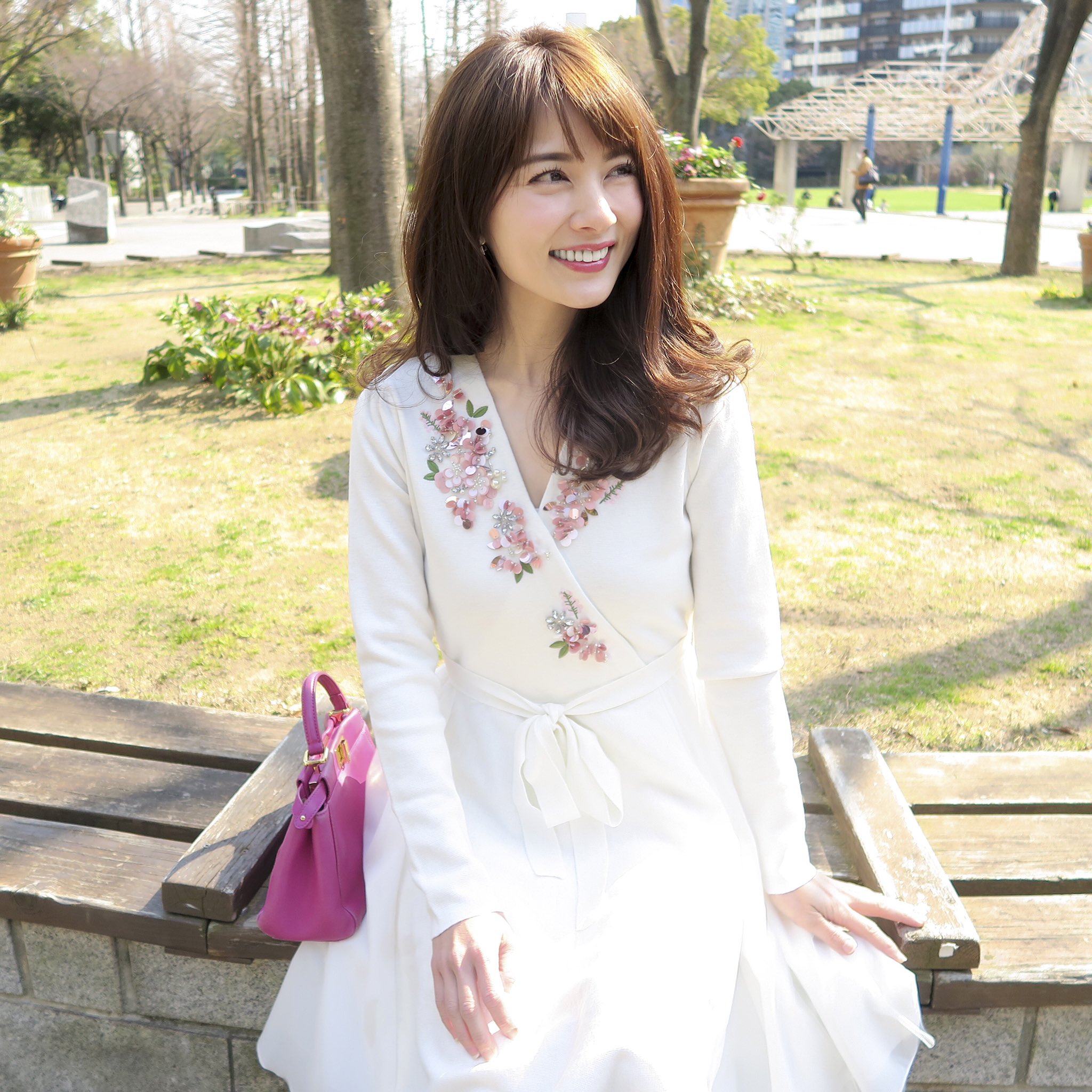 Chesty チェスティ 上品なホワイトのワンピース フラワーモチーフが煌めき 顔周りを華やかに彩ります Flower Chiffon Cache Coeur Knit Onepiece 12s507 T Co 55mwlmcdwy T Co 5yjm1ixlxf