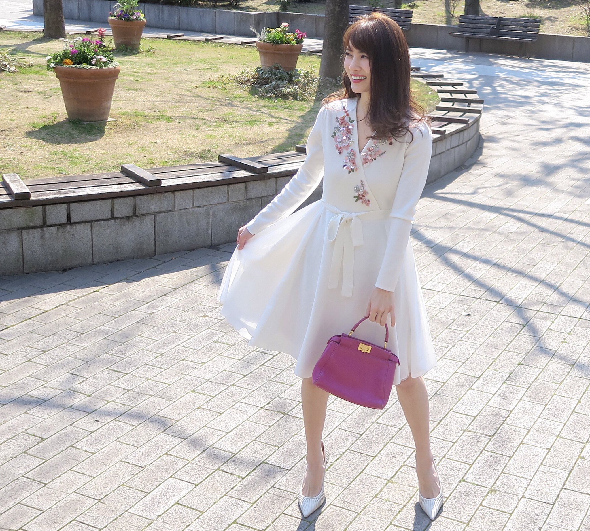 Chesty チェスティ 上品なホワイトのワンピース フラワーモチーフが煌めき 顔周りを華やかに彩ります Flower Chiffon Cache Coeur Knit Onepiece 12s507 T Co 55mwlmcdwy T Co 5yjm1ixlxf