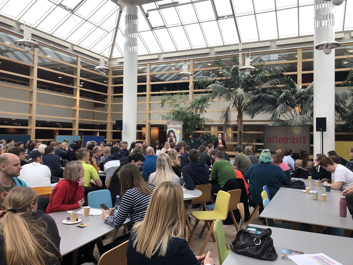 laererlink's tweet image. Trine fra @DRViden fortæller 300 lærere, studerende og undervisere om projekt #ultrabit til #lærerlink