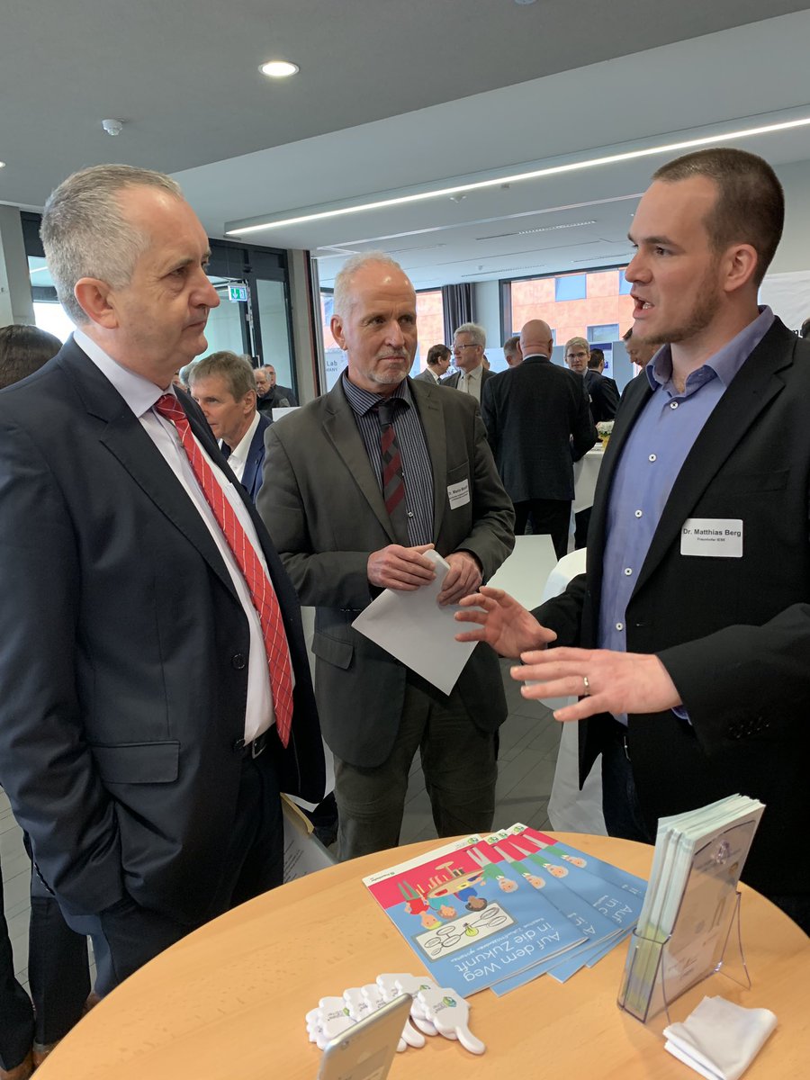 <a href="/digitaledoerfer/">Digitale Dörfer</a> goes #sachsen. Unser Smart Rural Areas Experte Matthias Berg im Gespräch mit Landwirtschaftsminister Schmidt vom #SMUL <a href="/LfULG/">Lucian Fulger</a> @Fraunhofer_IESE