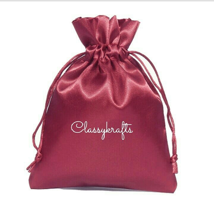 RealMotunrayo's tweet image. I have drawstring pouches for sale...can be used to package wedding souvenirs, wine, jewelry, hair bundles, cream and others.
It goes for as low as 50 naira, tell me your size and let's talk the price. #drawstringpouches