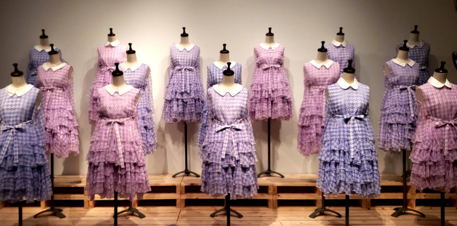 乃木坂46 Artworks だいたいぜんぶ展 衣装の展示替えのお知らせ だいたいぜんぶ展 の衣装フォーメーション 展示のみ 3月23日 土 に展示替えを行います 現在 西野七瀬さん初のセンター曲 気づいたら片想い の歌衣装を展示していますが 最後の