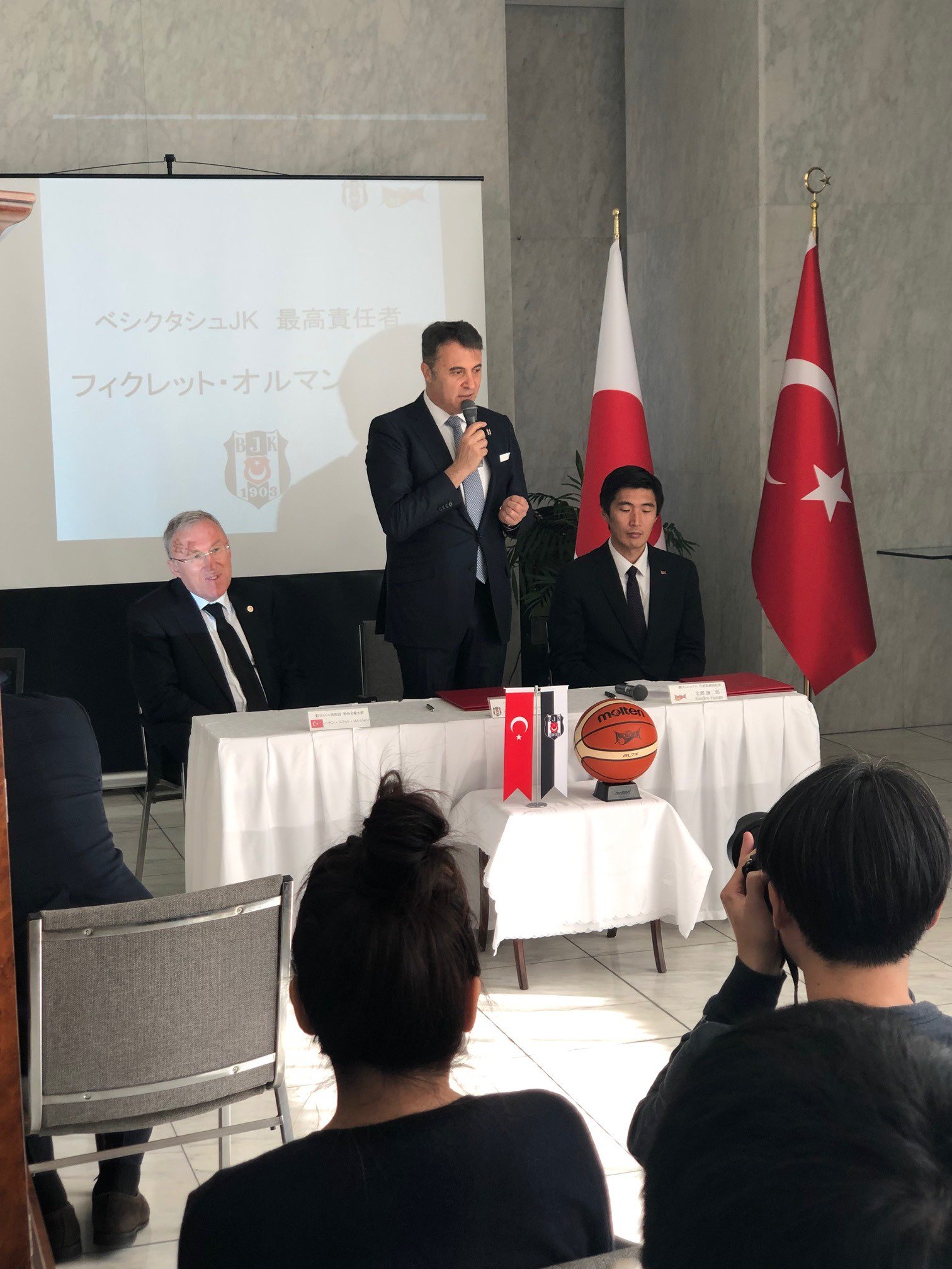 トルコ大使館 T C Tokyo Buyukelciligi ベシクタシュjkのフィクレット オルマン会長の来日を記念して トルコ大使館で記者会見が開催されました 30名以上のメディアの皆様の前で 三遠ネオフェニックスとの姉妹チーム締結式が行われました トルコ大使館 T C Tokyo Buyukelciligi ベシクタシュjkのフィクレット オルマン会長の来日を記念して トルコ大使館で記者会見が開催されました 30名以上のメディアの皆様の前で 三遠ネオフェニックスとの姉妹チーム締結式が行われました