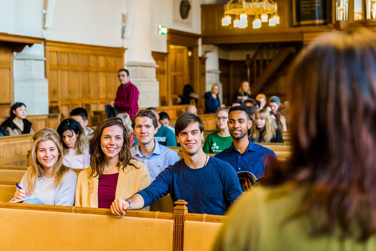 UniLeiden's tweet photo. Vandaag bezoeken studenten uit binnen- en buitenland ons voor de #Masterdag. Een goede studiekeuze gewenst allemaal! https://t.co/nEc9uWrOu3