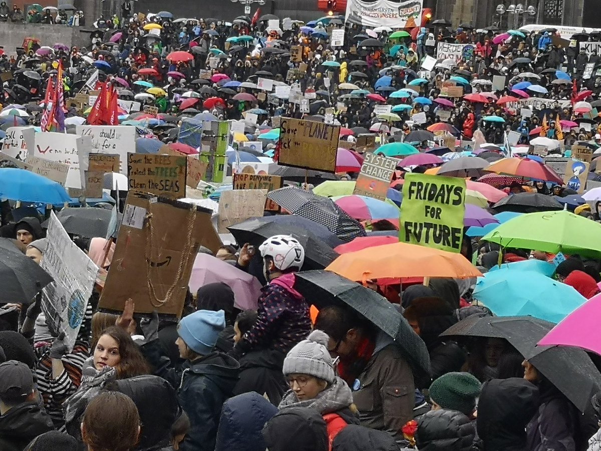 LandeckH's tweet photo. #FelizViernes #FridaysForFuture
me desperté con las imagenes de las manifestaciones en Alemania
y con la esperanza que en el país anfitrión  de la #COP25 también se levanta un movimiento de jovenes para crear conciencia  sobre #CambioClimátio y el cuidado de los bienes comunes https://t.co/vaCJAJXM6w