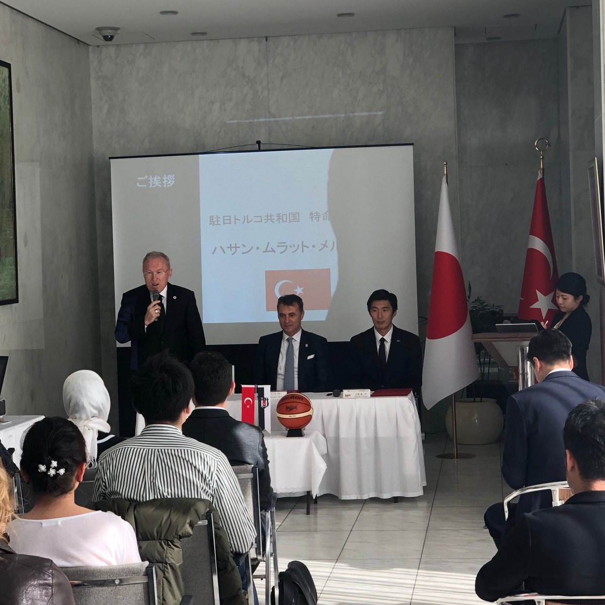 トルコ大使館 T C Tokyo Buyukelciligi ベシクタシュjkのフィクレット オルマン会長の来日を記念して トルコ大使館で記者会見が開催されました 30名以上のメディアの皆様の前で 三遠ネオフェニックスとの姉妹チーム締結式が行われました トルコ大使館 T C Tokyo Buyukelciligi ベシクタシュjkのフィクレット オルマン会長の来日を記念して トルコ大使館で記者会見が開催されました 30名以上のメディアの皆様の前で 三遠ネオフェニックスとの姉妹チーム締結式が行われました